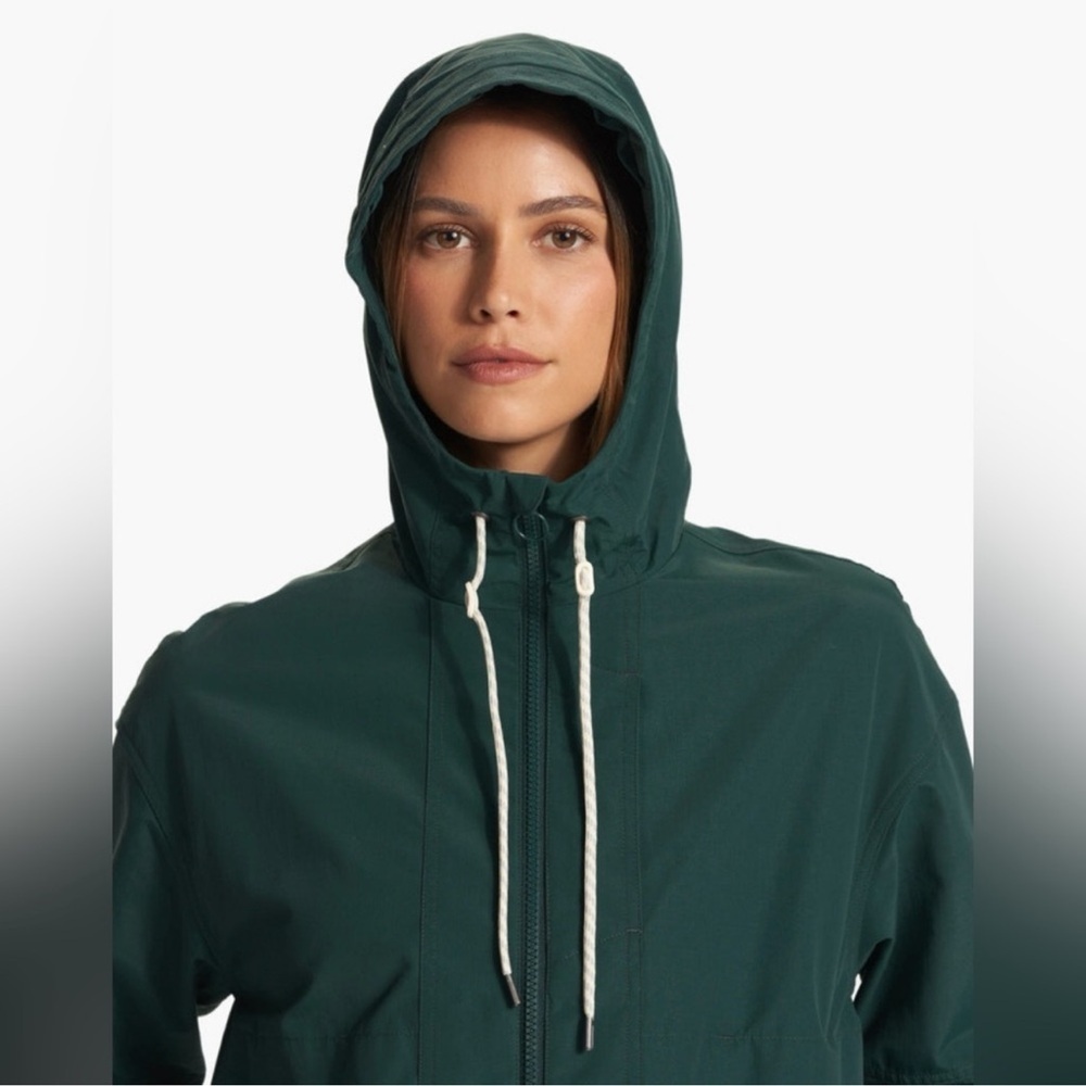 Vuori Women’s Elijo Rain Jacket in Grass - Picture 5 of 11